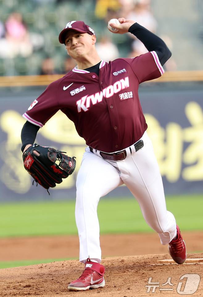 14일 서울 송파구 잠실야구장에서 열린 프로야구 '2025 신한 SOL 뱅크 KBO리그' 키움 히어로즈와 LG 트윈스의 경기,1회말 키움 선발 로젠버그가 역투를 하고 있다. 2025.5.14/뉴스1 ⓒ News1 김명섭 기자