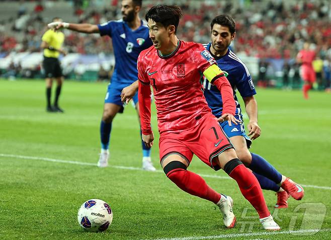 10일 오후 서울 마포구 상암동 서울월드컵경기장에서 열린 2026 국제축구연맹(FIFA) 북중미 월드컵 아시아 3차 예선 B조 10차전 대한민국과 쿠웨이트의 경기, 대한민국 손흥민이 공격을 시도하고 있다. 2025.6.10/뉴스1 ⓒ News1 김도우 기자