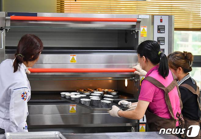 하나원 직업교육관에서 북한 이탈주민들이 제과 제빵 교육을 받고 있는 모습. 2023.7.10/뉴스1 ⓒ News1 사진공동취재단
