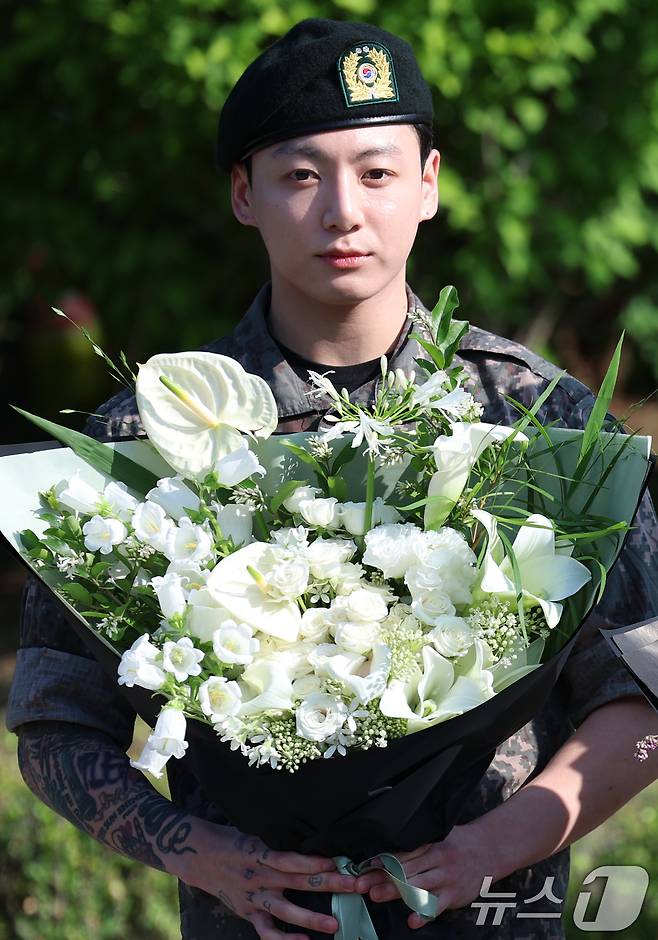 방탄소년단(BTS)의 정국이 11일 오전 경기도 연천군 연천공설운동장에서 군복무를 마친 뒤 전역 인사를 하고 있다.  ⓒ News1 권현진 기자