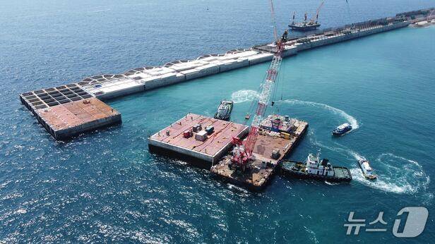 울릉공항 케이슨 설치 모습(DL이앤씨 제공)