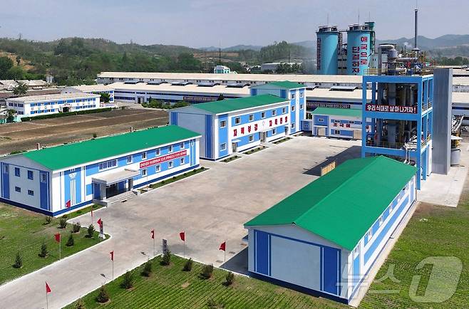 (평양 노동신문=뉴스1) = 북한 노동당 기관지 노동신문은 11일 최근 흥남비료연합기업소에 멜라민수지생산공정이 건설된 것을 언급하며 "화학공업의 주체화 실현을 위한 또 하나의 획기적이고 소중한 성과＂라고 보도했다. [국내에서만 사용가능. 재배포 금지. DB 금지. For Use Only in the Republic of Korea. Redistribution Prohibited] rodongphoto@news1.kr