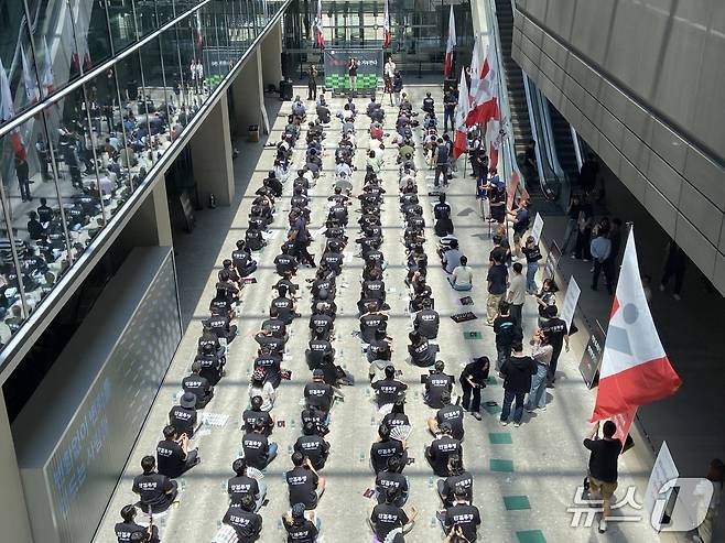 전국화학섬유식품산업노동조합(화섬식품노조) 네이버지회 '공동성명'이 11일 경기 성남시 네이버 제2 사옥 1784에서 최 대표 복귀 반대 2차 집회를 열었다. 2025.06.11. ⓒ 뉴스1 신은빈 기자