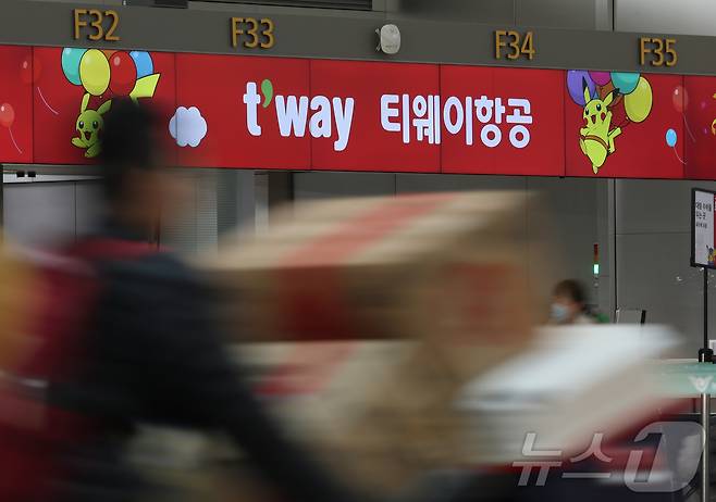 인천공항 1터미널 티웨이 카운트에 관광객들이 발권을 위해 줄을 서 있다. 2025.1.22/뉴스1 ⓒ News1 권현진 기자