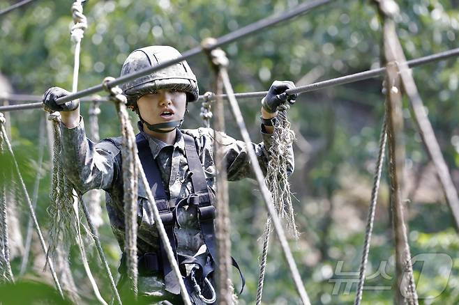 11일 국군간호사관학교 생도들이 전남 화순군 육군보병학교 동복유격훈련장에서 한발한발 외줄 위를 걷고있다. 2025.6.11/뉴스1 ⓒ News1 김태성 기자