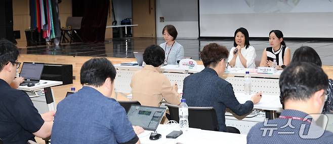 교육청 관계자들이 공유학교에 대해 설명하고 있다.(경기도교육청 제공)