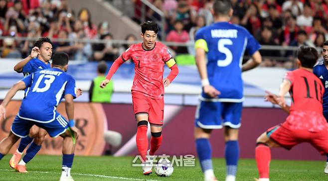 손흥민이 10일 서울월드컵경기장에서 열린 2026 FIFA 북중미 월드컵 3차 예선 쿠웨이트와 경기에서 패스할 곳을 찾고 있다.  2025. 6. 10. 상암 | 최승섭기자 thunder@sportsseoul.com