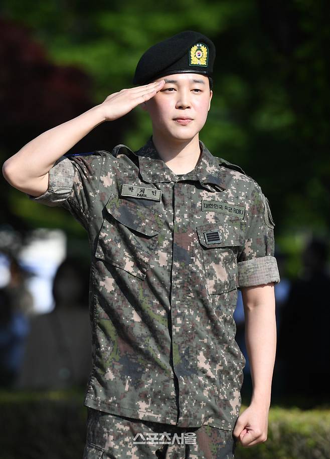 방탄소년단(BTS) 지민이 11일 경기 연천종합운동장에서 진행된 전역 행사에서 포즈를 취하고 있다. 지민과 정국은 육군 제5보병사단에서 1년 6개월 동안 군복무를 했다.   2025. 6. 11. 연천 | 최승섭기자 thunder@sportsseoul.com