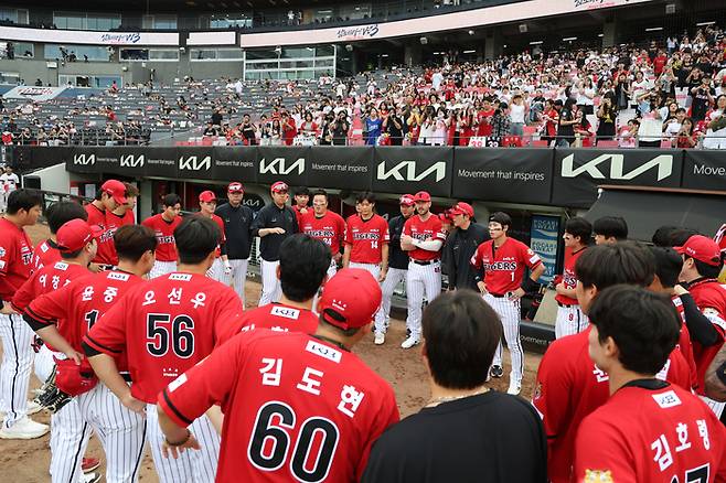 KIA 선수들이 10일 광주-기아 챔피언스 필드에서 열린 2025 KBO리그 삼성전에 앞서 미팅을 진행하고 있다. 사진 | KIA 타이거즈