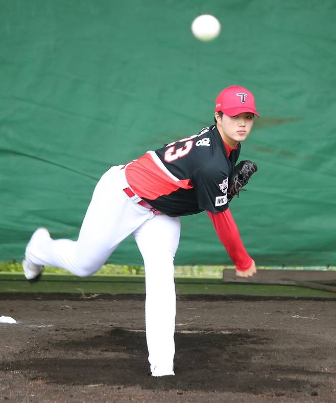 KIA 2025 신인드래프트 1라운드 지명자 김태형이 지난해 11월 일본 오키나와에서 열린 마무리 캠프에서 피칭하고 있다. 사진 | KIA 타이거즈