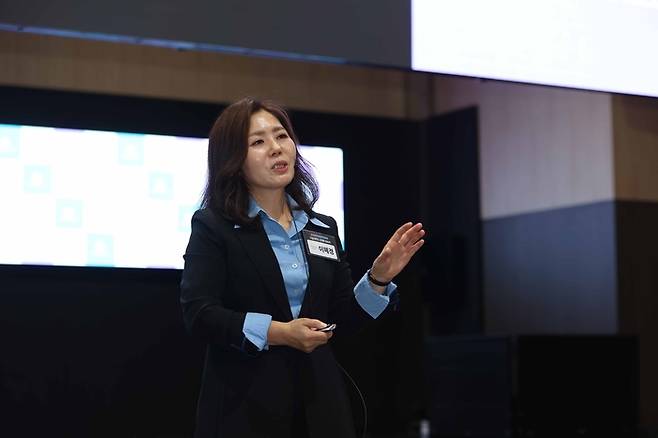 스틸시리즈코리아 이혜경 지사장이 초경량 무선 게이밍 헤드셋 ‘아크티스 노바 3P·3X’를 소개하고 있다. 사진 | 스틸시리즈