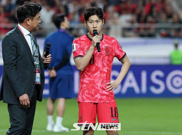 11회 연속 월드컵 본선 진출에 성공한 한국 축구대표팀 이강인이 10일 서울 마포구 서울월드컵경기장에서 열린 2026 국제축구연맹(FIFA) 북중미월드컵 아시아 3차 예선 쿠웨이트와의 경기를 마친 후 인사말을 하고 있다. 사진┃뉴시스