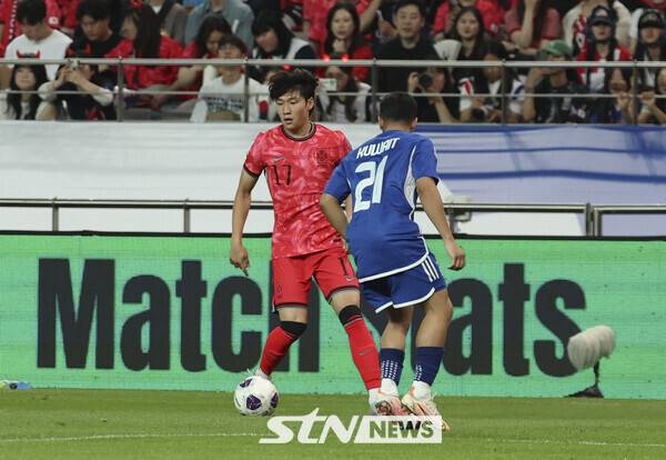 10일 서울 마포구 서울월드컵경기장에서 열린 2026 국제축구연맹(FIFA) 북중미월드컵 아시아 3차 예선 한국과 쿠웨이트의 경기, 한국 배준호가 돌파를 하고 있다. 사진┃뉴시스
