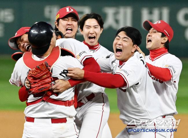 2022 KBO리그 한국시리즈 6차전 키움과 SSG의 경기가 8일 인천SSG랜더스필드에서 열렸다. SSG가 승리하며 한국시리즈 우승을 차지했다. 김광현 이재원 최정 박성한 김택형 김성현이 승리가 확정되자 환호하고 있다. 인천=허상욱 기자wook@sportschosun.com/2022.11.08/