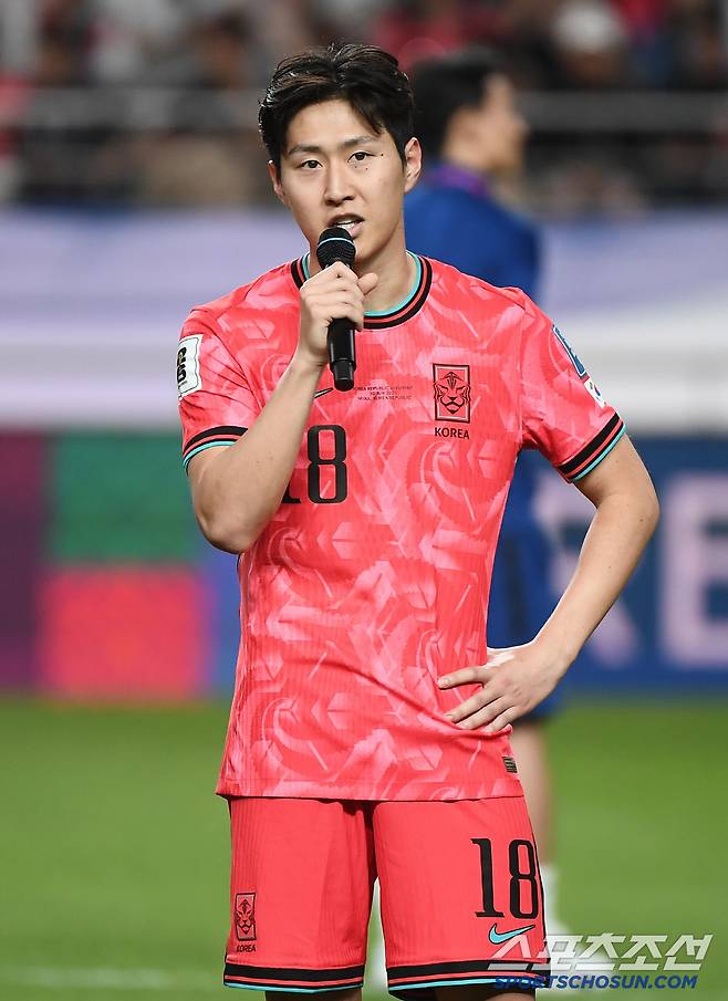 10일 서울월드컵경기장에서 열린 대한민국과 쿠웨이트의 2026년 북중미월드컵 아시아 3차예선 B조 최종전. 대한민국이 4대0 승리를 거둔 후 열린 월드컵 진출 축하행사에서 이강인이 감사 인사를 전하고 있다. 상암=정재근 기자 cjg@sportschosun.com/2025.6.10/