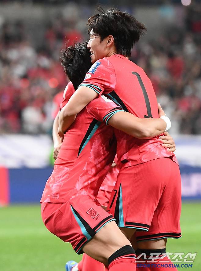 10일 서울월드컵경기장에서 열린 대한민국과 쿠웨이트의 2026년 북중미월드컵 아시아 3차예선 B조 최종전. 오현규가 추가골을 넣은 후 어시스트를 한 배준호와 기쁨을 나누고 있다. 상암=정재근 기자 cjg@sportschosun.com/2025.6.10/