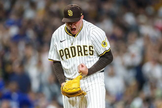 샌디에이고 좌완 불펜투수 아드리안 모레혼이 10일 LA다저스와의 홈경기 때 8회초 1사후 등판해 무실점으로 이닝을 마친 뒤 기뻐하고 있다.
<저작권자(c) 연합뉴스, 무단 전재-재배포, AI 학습 및 활용 금지>