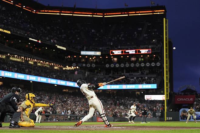 '건강이슈'만 발목을 잡지 않는다면, 샌프란시스코 자이언츠의 이정후는 늘 선발 1옵션이다. 게다가 어느 타순에서든 팀의 영웅 역할을 할 수 있다. 이번엔 '리드오프(1번)'다.
최근 허리쪽 뻐근함 증세로 2경기 연속 선발 제외됐던 이정후가 3경기 만에 선발 라인업에 이름을 올렸다. 허리 상태가 말끔해졌다는 증거다. 밥 멜빈 감독의 입장에서 몸상태가 정상으로 돌아온 이정후를 선발로 쓰지 않을 이유가 없다.
<저작권자(c) 연합뉴스, 무단 전재-재배포, AI 학습 및 활용 금지>