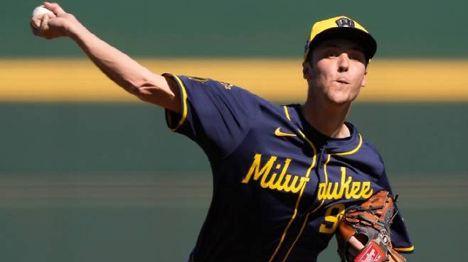 밀워키 브루어스 최고 유망주 투수 제이콥 미시오라우스키가 지난 2월 26일(한국시각) 스프링트레이닝에서 클리블랜드 가디언스를 상대로 힘차게 공을 뿌리고 있다. AP연합뉴스