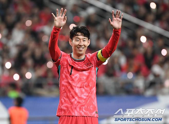 10일 서울월드컵경기장에서 열린 대한민국과 쿠웨이트의 2026년 북중미월드컵 아시아 3차예선 B조 최종전. 손흥민이 후반전 교체 멤버로 출전해 동료의 플레이를 격려하고 있다. 상암=정재근 기자 cjg@sportschosun.com/2025.6.10/