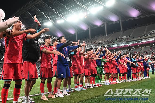 10일 서울월드컵경기장에서 열린 대한민국과 쿠웨이트의 2026년 북중미월드컵 아시아 3차예선 B조 최종전. 대한민국이 4대0 승리를 거둔 후 열린 월드컵 진출 축하행사에서 팬들에게 인사하고 있다. 상암=정재근 기자 cjg@sportschosun.com/2025.6.10/