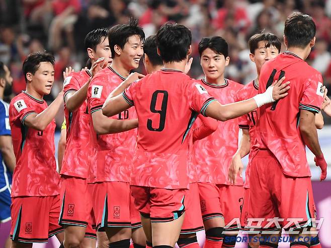 10일 서울월드컵경기장에서 열린 대한민국과 쿠웨이트의 2026년 북중미월드컵 아시아 3차예선 B조 최종전. 이재성이 골을 넣은 후 선수들과 기쁨을 나누고 있다. 상암=정재근 기자 cjg@sportschosun.com/2025.6.10/