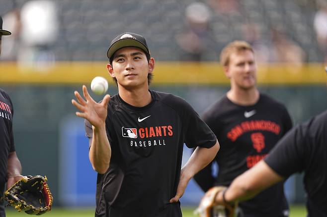 허리 통증에서 돌아온 샌프란시스코 자이언츠의 이정후가 팀의 '승리요정' 역할을 톡톡히 해냈다. 

11일 콜로라도와의 원정경기에서 중요한 순간마다 등장하며 임팩트 있는 활약을 했다. 시즌 처음으로 리드오프로 출전해 1회초 선두타자로 3루타를 친 뒤 희생플라이로 선취득점을 올렸다. 또 5-6으로 뒤지던 9회초에는 3루에 있다가 내야 안타 때 홈으로 달려들어 동점 득점을 올렸다. 

역전에 성공한 뒤 9회말 수비 때는 내야를 살짝 넘어 떨어지는 타구를 재빨리 달려와 자리잡고 캐치하며 마지막 아웃카운트를 올려 경기를 끝냈다. 샌프란시스코가 역전승을 이뤄내는 길목마다 이정후의 존재감이 빛난 것이다. '승리요정'이라 부를 만 하다.

<저작권자(c) 연합뉴스, 무단 전재-재배포, AI 학습 및 활용 금지>