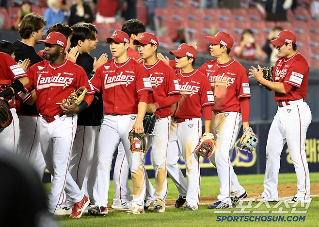 10일 잠실야구장에서 열린 SSG와 LG의 경기, SSG가 6대2로 승리했다. 승리의 기쁨을 나누는 SSG 선수들의 모습. 잠실=허상욱 기자wook@sportschosun.com/2025.06.10/