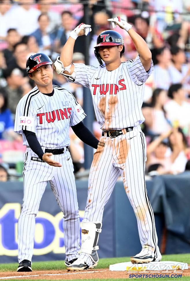 11일 잠실야구장에서 열린 SSG와 LG의 경기, 2회말 1사 1루 LG 이영빈이 동점 1타점 3루타를 치고 기뻐하고 있다. 잠실=허상욱 기자wook@sportschosun.com/2025.06.11/