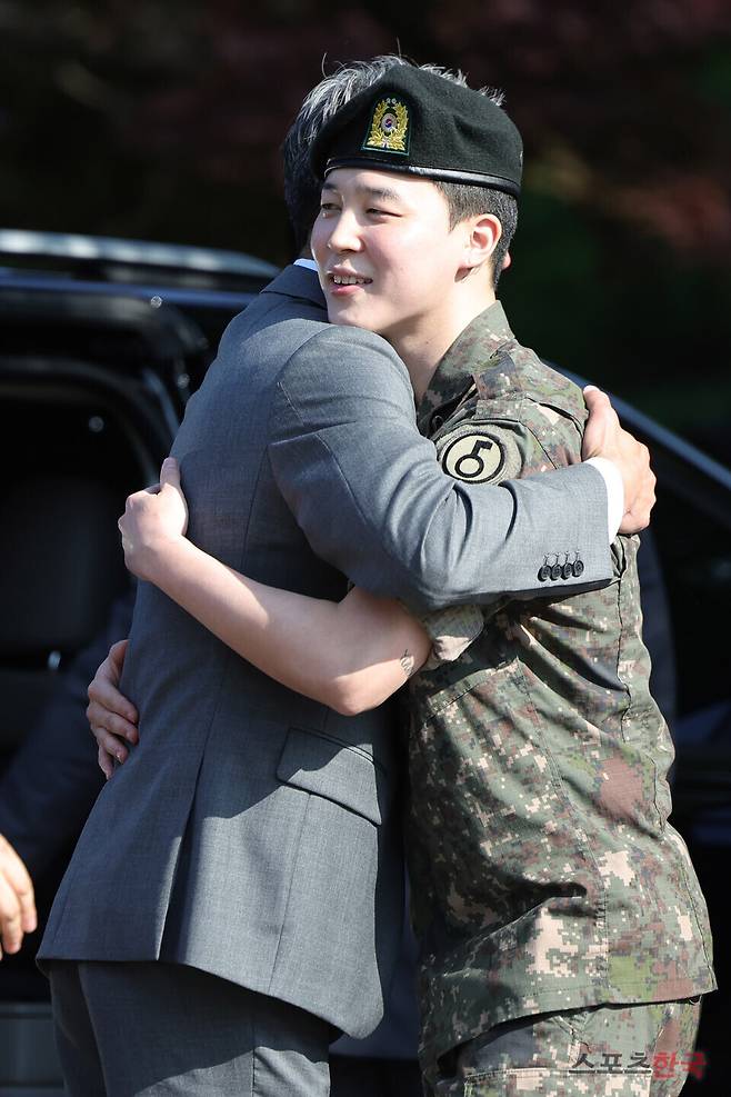 11일 경기도 연천공설운동장에서 소속사 관계자와 전역 인사를 하고 있는 방탄소년단(BTS) 지민. 25.6.11 ⓒ이혜영 기자 lhy@hankooki.com