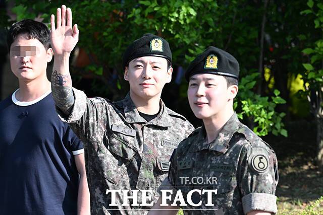 그룹 방탄소년단(BTS)의 정국(왼쪽)과 지민이 11일 오전 경기 연천군 연천공설운동장에서 군 복무를 마친 후 취재진과 팬들을 만나서 인사를 하고 있다. /연천=서예원 기자
