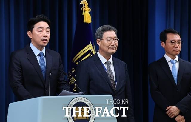 대통령실이 오광수 민정수석을 둘러싼 부동산 차명관리·차명 대출 의혹에 대해 "일부 부적절한 처신은 있었다"고 입장을 밝혔다. 강훈식 대통령 비서실장이 8일 용산 대통령실에서 인선 관련 브리핑을 하고 있다. 왼쪽부터 강 비서실장, 오광수 민정수석, 이규연 홍보수석. /뉴시스