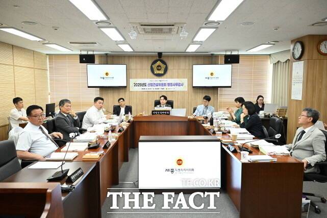 세종시의회 산업건설위원회가 11일 2025년도 행정사무감사를 펼치고 있다. /세종시의회