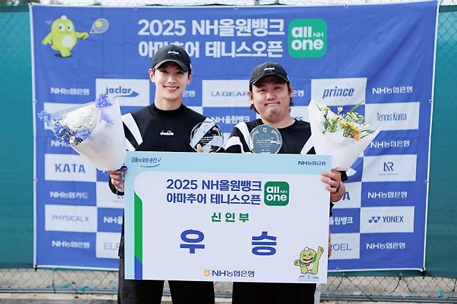 NH올원뱅크배 신인부에서 우승한 최웅과 파트너 김규섭(오른쪽)