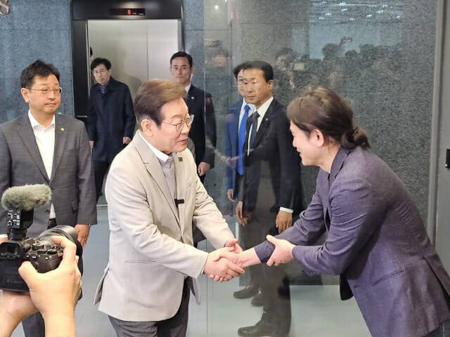 이재명 대통령이 지난 4월 퓨리오사AI를 방문해 백준호 대표와 인사를 나누고 있다.(사진=전화평 기자)