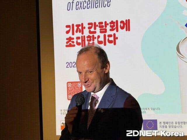 아르투르 그라지우크 주한 폴란드 대리대사가 기자간담회에서 발언하고 있다