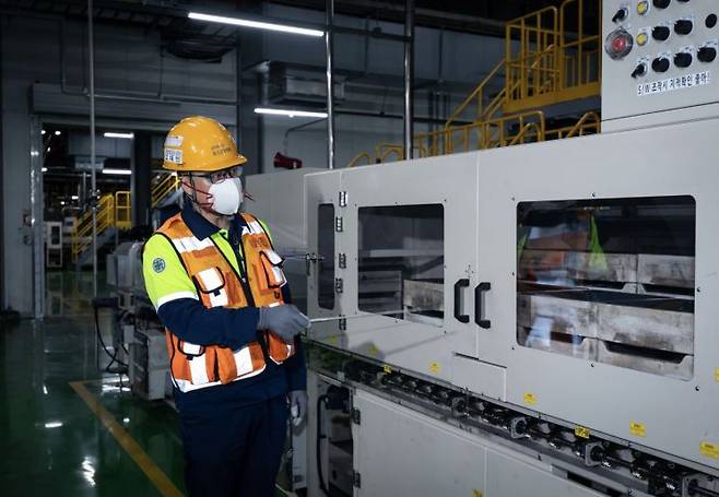 고재민 포스코퓨처엠 광양 양극재 공장장이 제조 공정에 대해 설명하고 있는 모습. 포스코퓨처엠 제공