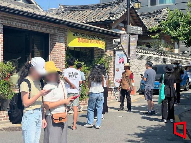 오전 9시 50분께 통행을 제한하는 보안관의 안내에 따라 입장을 기다리거나 발걸음을 돌리는 관광객들. 이은서 기자.