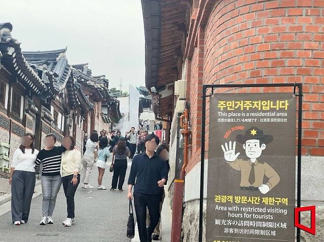 북촌한옥마을에서 목소리를 낮추고, 조용히 구경하는 외국인 관광객들. 이은서 기자