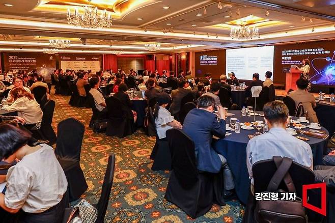 백한희 BH리서치 퀀텀 알고리즘센터 및 센트릭 슈퍼컴퓨팅 파트너쉽 총괄디렉터가 11일 서울 중구 롯데호텔에서 아시아경제 주최로 열린 ‘2025 아시아미래기업포럼’에 참석해 기조연설 하고 있다. 강진형 기자