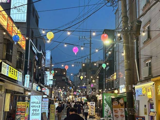 관악구 샤로수길 특화 조명. 관악구 제공.