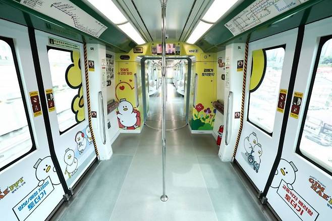 경남 김해시 캐릭터 '토더기'로 꾸며진 '토더기 테마열차' 내부. 김해시 제공