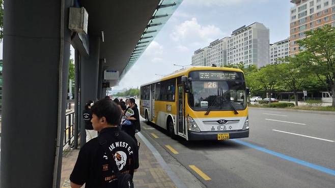 광주 시내버스 노조가 전면 파업을 재개한 9일 오전 광주 서구 한 버스정류장이 출근하려는 시민들로 북적이고 있다. 민찬기 기자