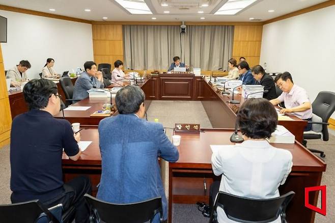 경북 구미시의회 문화환경위원회 관내 버스 기업체와 간담회를 열고 있다.