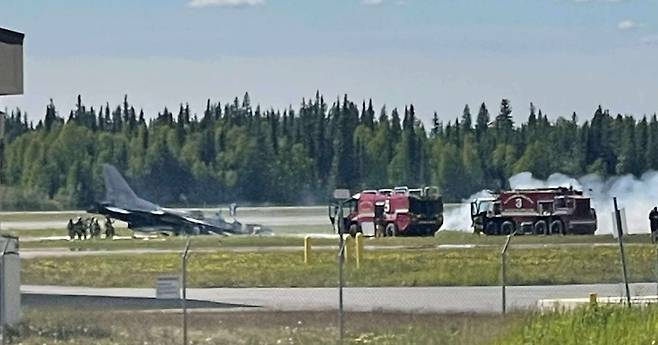 11일 미국 알래스카에서 훈련중이던 KF-16 전투기가 이륙 과정에서 파손된 상태로 미 아일슨 공군기지활주로에 있다. /페이스북