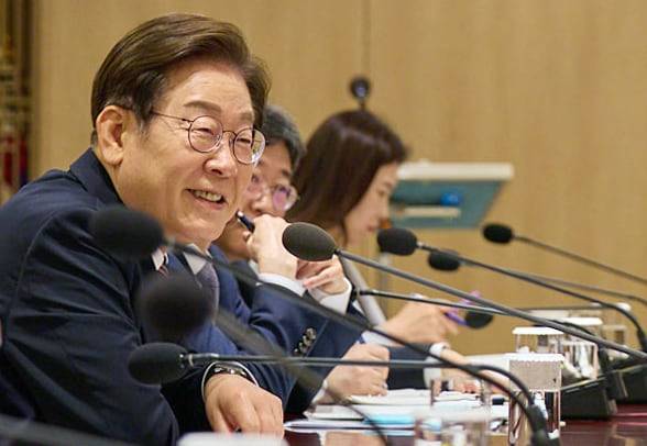 이재명 대통령이 9일 서울 용산구 대통령실 청사에서 열린 비상경제점검 TF 2차 회의를 주재하고 있다. /대통령실