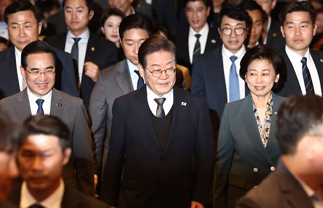 지난달 8일 이재명 대통령(당시 대선후보)이  서울 영등포구 중소기업중앙회에서 열린 선거대책위원회 직능본부 민생정책 협약식에 박홍근(맨 왼쪽) 의원과 함께 입장하고 있다./뉴스1
