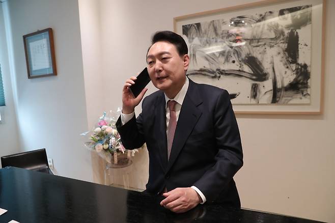윤석열 대통령 당선인이 2022년 3월 10일 오전 서초동 자택에서 조 바이든 미국 대통령과 전화 통화를 하고 있다. /연합뉴스