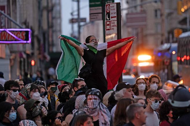 10일(현지 시각) 미국 뉴욕에서 한 시민이 멕시코 국기를 들고 시위를 벌이고 있다. /AFP=연합뉴스