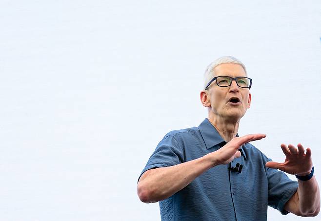 팀 쿡 애플 최고경영자(CEO)가 9일(현지시각) 미국 캘리포니아주 쿠퍼티노 애플 본사에서 열린 연례 세계개발자회의(WWDC25)에서 발표를 하고 있다./AFP연합뉴스